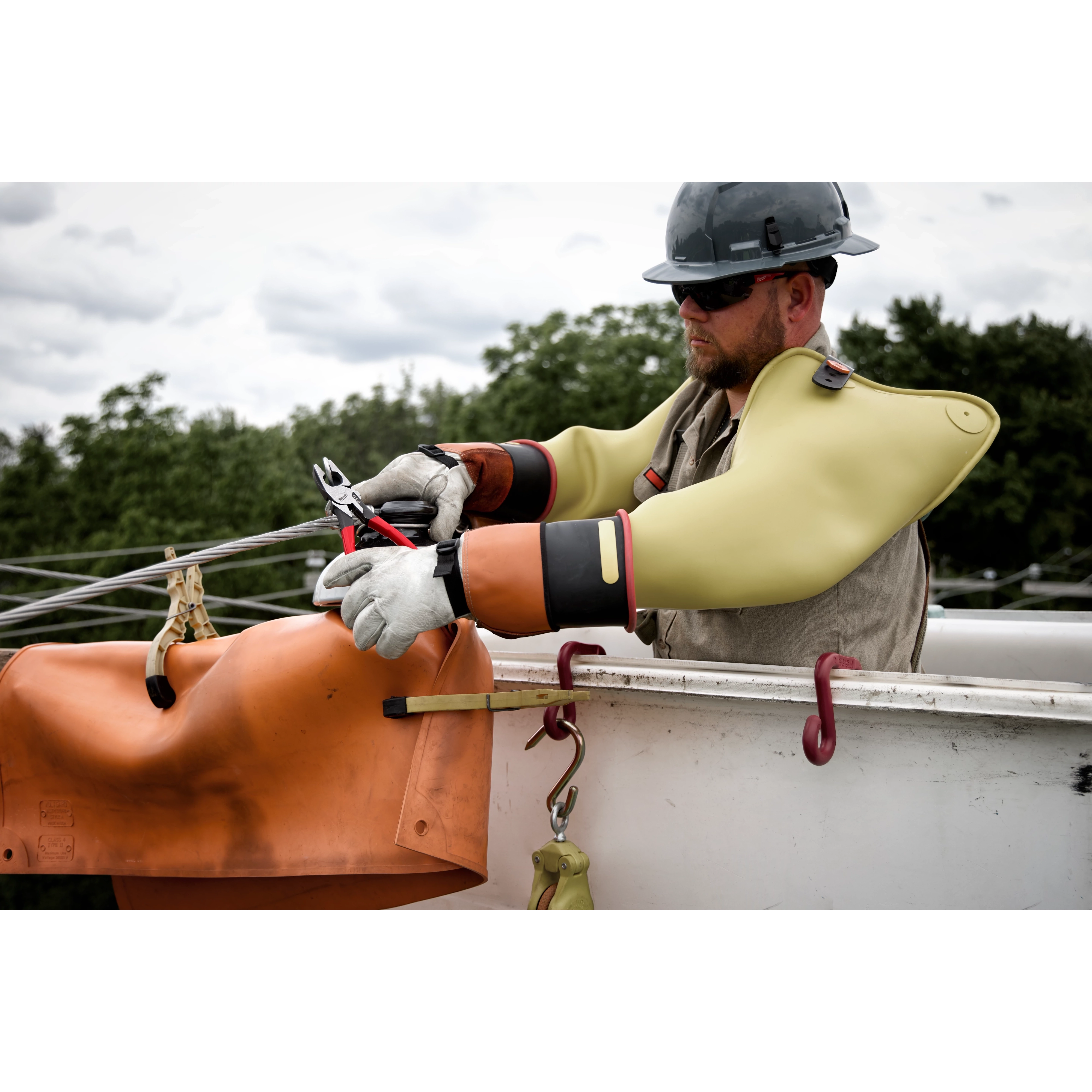 9" Lineman's Dipped Grip Pliers (USA)