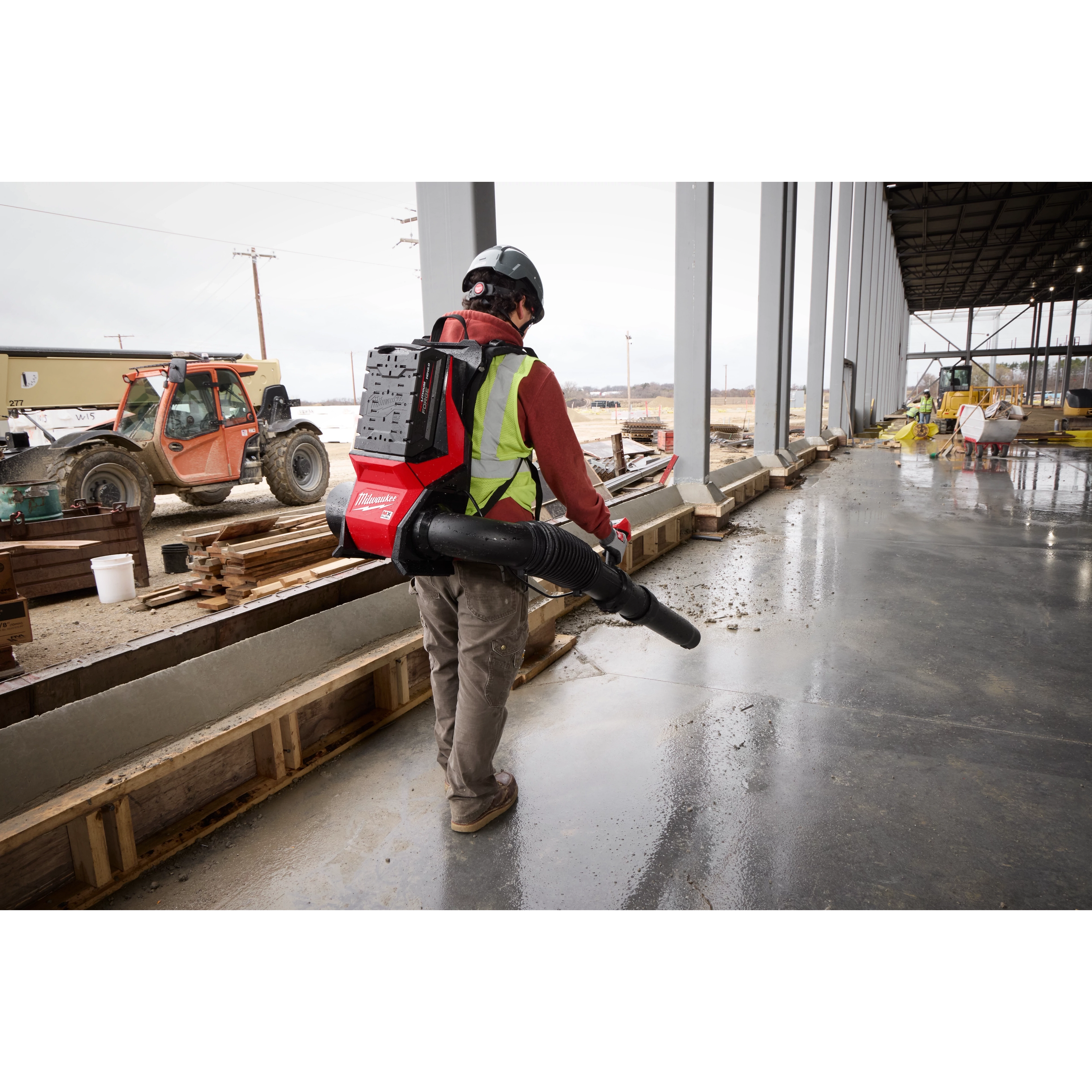 Image of a worker using the Milwaukee MX FUEL™ Backpack Blower