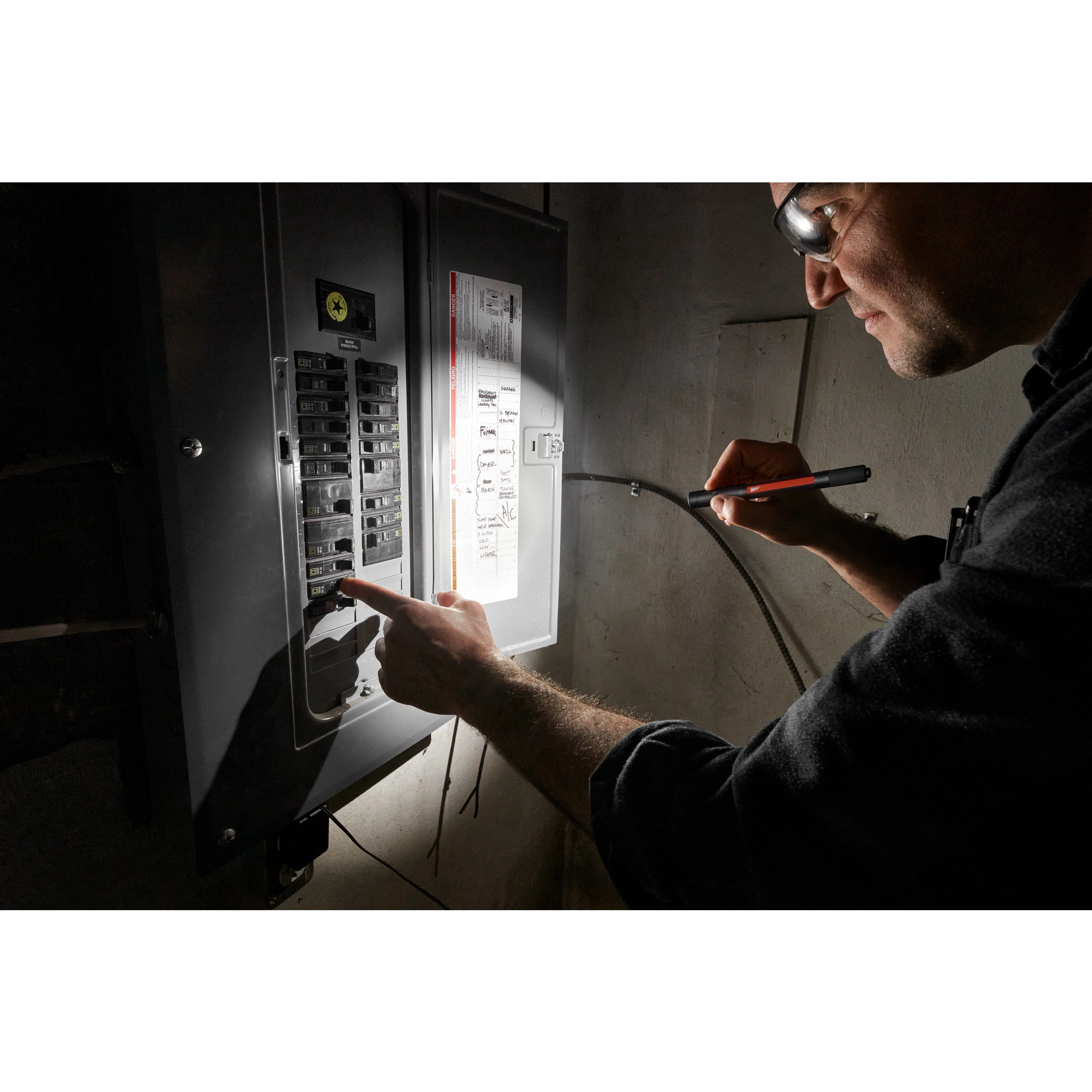 MILWAUKEE® RECHARGEABLE 250L PENLIGHT W/ LASER​