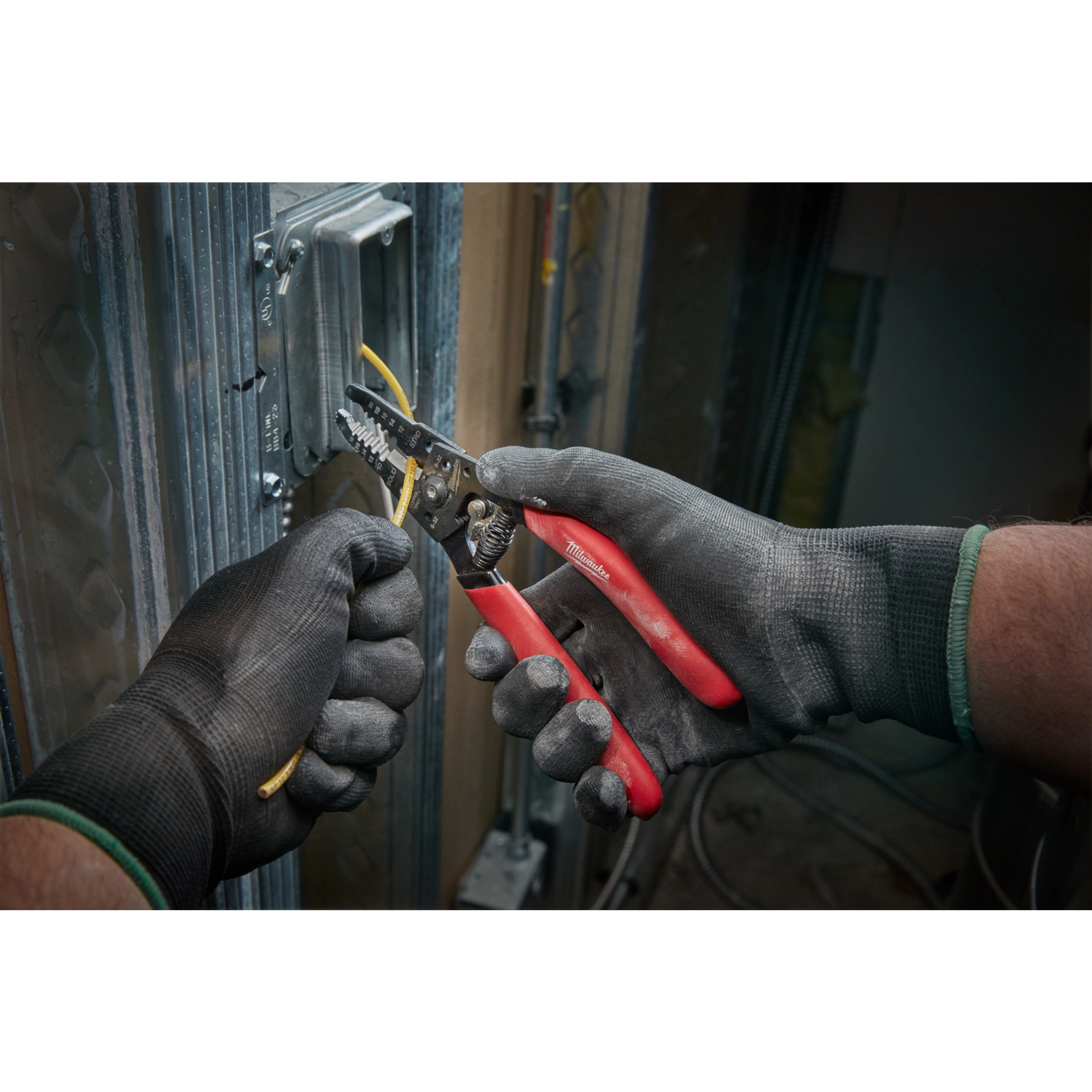 10-22 Awg Multi-Purpose Dipped Grip
Wire Stripper & Cutter